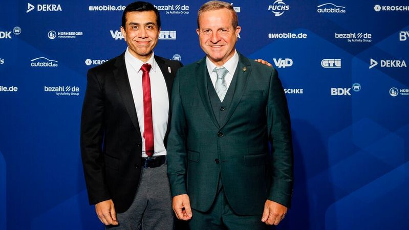 Vereinbarten eine Zusammenarbeit (v.l.): Ajay Bhatia, CEO von mobile.de und ZDK-Präsident Thomas Peckruhn.(Bild:  Jule Halsinger)