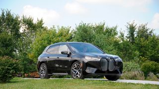 Der neue BMW iX M60 sieht zwar wie ein SUV aus, ist aber eher für sportliches Fahren auf der Straße gedacht. (Bild: Autoren-Union Mobilität/Kimura)