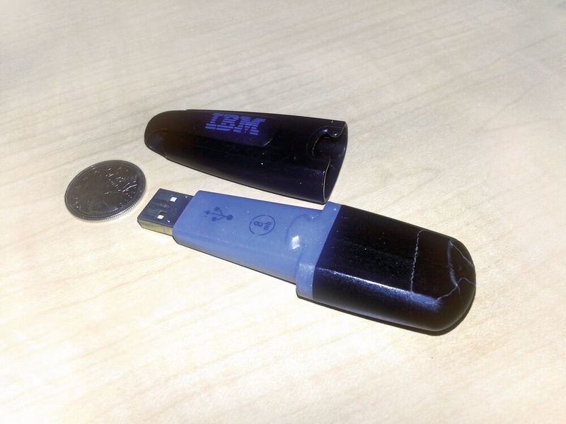 2000 – der erste USB-Stick: Shimon Shmueli oder Dov Moran – wer das erste USB-Speicherstäbchen erdacht hat, ist nicht vollständig geklärt. Die ersten Flash-Speicher mit USB-Anschluss im Hosentaschenformat brachte IBM Ende 2000 als DiskOnKey auf den Markt. Kapazität 8 bis 32 MByte. Die USB-Sticks bestehen nur aus wenigen Bauelementen: dem Flash-Chip und dem Controller-Chip mit Firmware, bei denen die Firma M-Systems zu den Pionieren gehörte. Deren Inhaber Dov Moran fertigte in Kfar Saba, Israel, die USB-Speicher für IBM, später u.a. auch für Hewlett-Packard Apple.  Als die Speicherkapazitäten der USB-Sticks so rasant stiegen wie die Preise sanken, war der Durchbruch geschafft. Der Verkaufshöhepunkt wurde 2012 und 2016 mit über 16 Millionen Sticks erreicht. Die praktischen USB-Sticks werden uns sicherlich auch in Zeiten der Cloud begleiten, aber die Stückzahlen dürften weiter sinken. Im Jahr 2006 verkaufte Dov Moran sein Unternehmen an den Konkurrenten SanDisk für rund 1,6 Milliarden US-Dollar. (Bild: 8mb_ibm_disk_on_key / Gbuchana  / CC BY-SA 3.0)