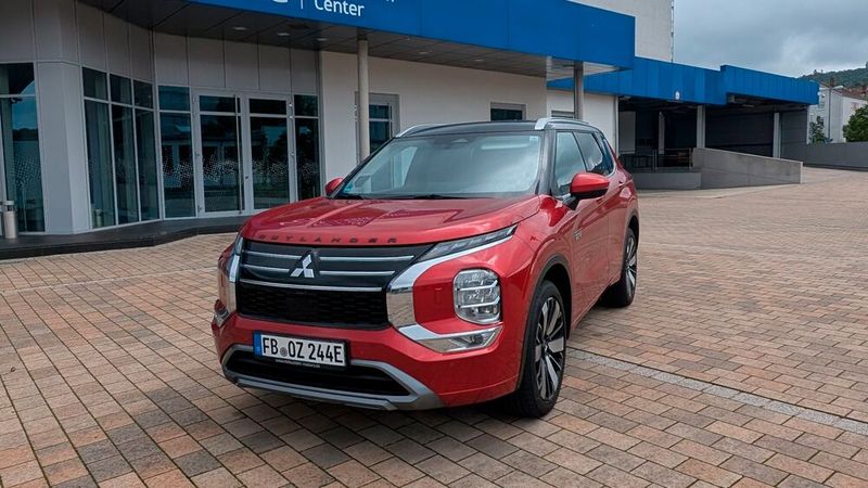 5. Das Fahrgefühl: Der Outlander ist die perfekte Wahl, wenn man einen komfortablen Reisebegleiter sucht, mit dem man gemütlich dahingleiten kann und entspannt am Ziel ankommt. Trotz seines stolzen Gewichts von gut 2,1 Tonnen wirkt der Outlander beim Fahren nicht behäbig, das Modell beschleunigt kraftvoll, es liegt gut auf der Straße und meistert dank seiner präzisen Lenkung auch kurvige Straßen souverän. Unebenheiten auf der Straße bügelte der Outlander auf den Testfahrten souverän weg. Die Offroadqualitäten des Modells konnten wir nicht testen. Dank sieben Fahrmodi ist das SUV aber für sämtliche Fahrsituationen auch außerhalb von gefestigtem Gelände gerüstet. (Bild: Mauritz – VCG)