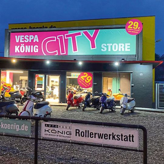 Die Autohausgruppe Gotthard König hat in Hamburg einen Vespa City Store eröffnet und ist damit im stationären Handel erstmals in Westdeutschland tätig. Die Autohausgruppe Gotthard König hat in Hamburg einen Vespa City Store eröffnet und ist damit im stationären Handel erstmals in Westdeutschland tätig.