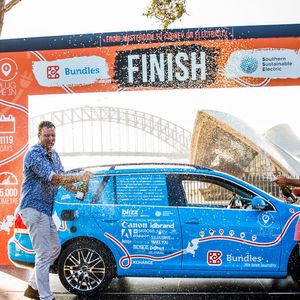 Wiebe Wakker nach seiner Weltreise mit einem Elektro-Golf bei der Zielankunft in Sydney.(Bild:  Wakker)