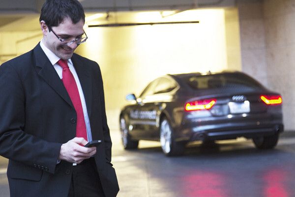 Pilotiertes Parken: mit dieser neuen Technologie können Autos selbsttätig in Parkhäusern und Tiefgaragen ein- und wieder ausparken (Audi)