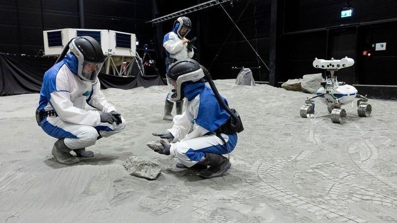 The composition of rocks is also interesting for the search for water: the researchers use a special spectrometer for detection. For this, the rovers must be able to recognize and examine the rocks. (Image:DLR)