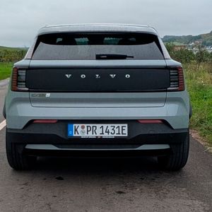 1. Das Design: Das Außendesign des EX30 CC ist skandinavisch reduziert. Diverse schwarze Farbelemente verpassen dem Modell eine Offroad-Optik. Besonders markant sind der Unterbodenschutz und die breite schwarze Leiste am Heck.(Bild:  Mauritz – VCG)