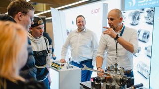 Ausgiebige Fachgespräche waren das Highlight für die 82 Aussteller der Schraubtec in LAndshut. (Bild: Tino Boecher)