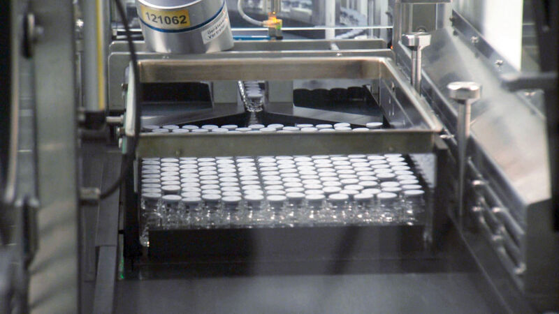 Bevor die Vials zur Gefriertrocknung transportiert werden, bekommen sie einen Rahmen übergestülpt (Bild: Optima)
