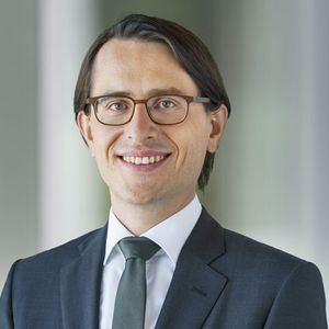 Dr Jörg Duschmalé is to succeed Dr Andreas Oeri in the Board of Directors.