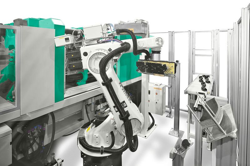 Blick in den Arbeitsbereich des Sechs-Achs-Roboters. Im Bild die Greiferplatte mit der Vorwärmeinheit. (Bild: Arburg)