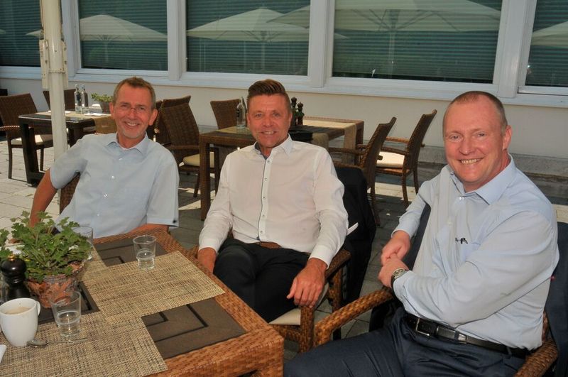 Kurze Pause: (v. li.) Frank Mund, Wilhelm Hülsdonk (beide Kfz-Gewerbe Nordrhein-Westfalen) und Peter Börner (ZKF). (Zietz/»kfz-betrieb«)