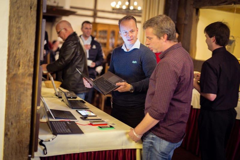 In den Pausen stand Frank Lutzke (ALSO) bei den aktuellen Windows Devices gerne für Fragen zu Verfügung. (Bild: Also)