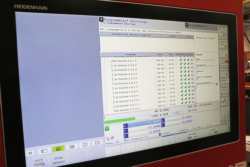 Polymechaniker Kevin Riccius schreibt seine Bauteilprogramme und setzt diese anschließend in den Batch-Prozess-Manager der Heidenhain-Steuerung TNC 640. Damit wird die Laufzeit während des automatisierten Fertigungsprozesses deutlich verkürzt. (Bild: Kern Mikrotechnik GmbH)