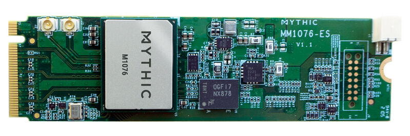 Der Chip „M1076 AMP“ von Mythic, hier auf einer PCIe-Karte, kann bis zu 35 Billionen Operationen pro Sekunde (TOPS) in analogen NVM-Speicherzellen bewältigen und benötigt hierfür gerade einmal magere 3 Watt an Energie.