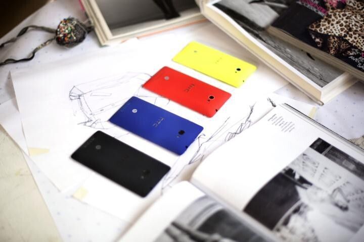 Knallige Farben bestimmen den Look des neuen Windows Phones von HTC, dem 8X. (Bild: HTC)