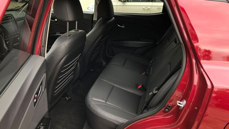 3. das Platzangebot:: Als Passagier fühlt man sich auch auf der hinteren Sitzreihe nicht eingengt. Aufgrund des recht hohen gerade Dachs hat man keine Probleme beim Einsteigen und auch als Großgewachsener genug Platz für den Kopf. Lediglich in der Breite spürt man die Tatsache, dass das Auto halt doch in der Kompakt-SUV-Klasse an den Start geht. Zu zweit sitzt man hinten sehr bequem, zu dritt ist es auf Dauer dann doch etwas anstrengend. (Bild: Wehner - Vogel Communications Group)