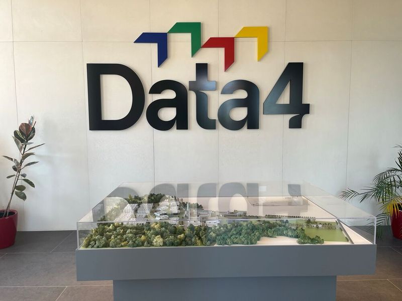 Der Eingang des Data4-Bürogebäudes auf dem Campus in Marcoussis.  (Bild: Paula Breukel)