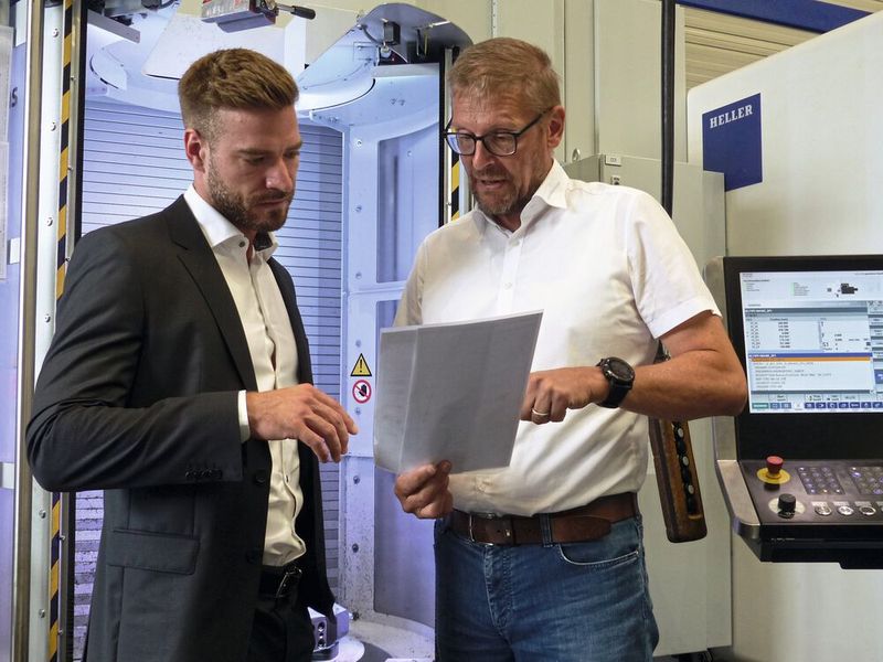 V. l.: Christopher Weber, Gebietsverkaufsleiter bei Heller und Thomas Reiber, Produktionsleiter und Prokurist bei Oskar Frech. „Alle Anforderungen an die Bearbeitungszentren konnten problemlos mit den Standards der Baureihe HF abgedeckt werden. Oberste Priorität hatte aber die Stabilität hinsichtlich Maschine und Prozesse“, sagt Reiber. (Bild: Gebr. Heller Maschinenfabrik GmbH)