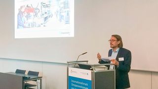 Dr.-Ing. Marco Schneider, Bereichsleiter Fertigungs- und Prozesstechnik des Fraunhofer IPA, begrüßt die über 70 Gäste des ersten „Innovationsforum Zerspanwerkzeuge – Neue Technologien für neue Herausforderungen“, im Internationalen Congresscenter Stuttgart. (Fraunhofer IPA)