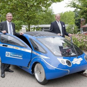 Dr. Reinhold Achatz (l.), Leiter Technology, Innovation & Quality bei der Thyssenkrupp AG, und Dr. Peter Biele (r.) ,Vorstandsvorsitzender von Thyssenkrupp Electrical Steel, testeten das jetzt erstmals der Öffentlichkeit vorgestellte Solarcar mit dem „Herz aus Stahl“.