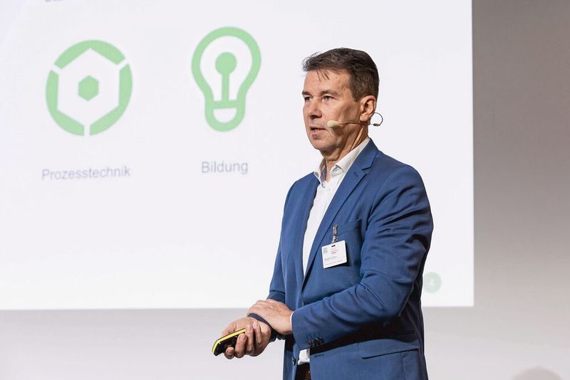 Geht Ihnen ein Licht auf? Ralph Urban leitet nicht nur die Digitalisierng bei Infaserv Höchst sondern bringt sie auch in Würzburg auf die Bühne... (Bild: Stefan Bausewein)