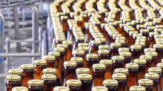 Was für ein erfreulicher Anblick!...Doch bei aller Effektivität beim Abfüllen des drittbeliebtesten Getränks der Welt, ist penibel auf Hygiene zu achten. Sonst wird aus jedem am Weg des Bieres beteiligten Behälter oder Rohrsystem ein „Schneller Brüter“ und das goldene Nass ein Thema für die Kläranlage. Trelleborg Sealing Solutions zeigt, wie man mit ausgeklügeltem Know-how für die Dichtungsentwicklung, den Hals höchsten voll von frischem Bier hat. (Trelleborg)