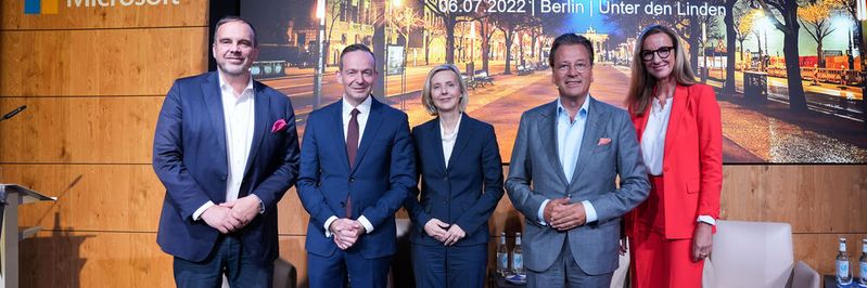 Von links: Hagen Rickmann (Telekom Deutschland-Chef), Volker Wissing (Bundesminister für Digitales und Verkehr FDP), Marianne Janik (Microsoft Deutschland-Geschäftsführerin), Markus Jerger (Vorsitzender des Bundesverbandes BVMW), Cathrin Wilhelm (Geschäftsführerin der BINZ Automotive).