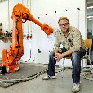 Künstler Alex Kiessling mit dem ABB-Roboter beim Testaufbau.