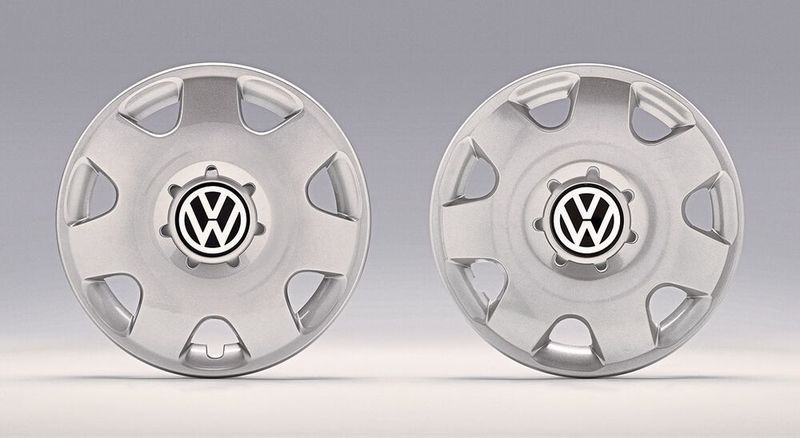 Auch die Volkswagen-Radzierblende mit „VW“-Logo erhielt in diesem Jahr einen Plagiariusaward. Links das Original der Volkswagen AG, rechts die Fälschung der Murama S.r.l. aus Italien. Vertrieben wurde das Produkt über diverse Onlinehändler wie ebay und Amazon. „Kein Original-Produkt, aber austauschbar“ ist ungeniert in jede gefälschte „VW“-Radkappe eingraviert. Wahlweise bietet Murama andere Auto-Marken an. Preis: 25 Prozent des Originals. Das spiegelt sich laut Aktion Plagiarius in billigen Materialen und mangelnder Stabilität wider.

Der italienische Hersteller verweigerte eine Unterlassungserklärung. Daher ist in Italien ein (langwieriges) Gerichtsverfahren gegen Murama anhängig. (Aktion Plagiarius e.V.)