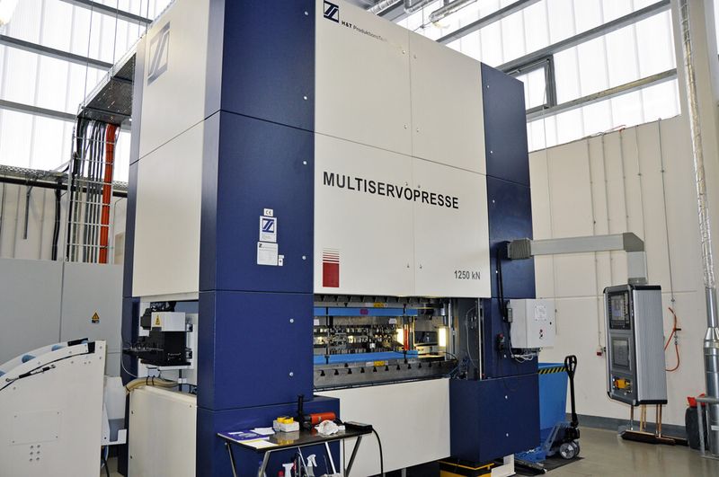 Bild 1: Beispiel für eine Servospindelpresse ist die SSP3-1250 mit 1250 kN Nennpresskraft. (Bild: H&T Produktionstechnologie)