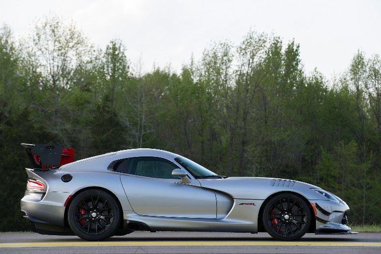 Auf und neben der Rennstrecke, die Viper sorgte immer für Furore. (Foto: FCA)