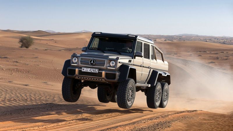 Der G 63 AMG 6×6 mit 400 kW (544 PS) war eine 2014 bis 2016 gebaute Kleinserie eines G-Modells mit drei Achsen. Der Wagen verfügt  über einen Sechsradantrieb und sogenannte Portalachsen (analog dem Unimog). Den Reifendruck kann der Fahrer mithilfe eines Kompressors reduzieren oder erhöhen, um die Traktion an den Fahruntergrund anzupassen, insbesondere in wüstenähnlichen Umgebungen. (Bild: Mercedes-Benz)