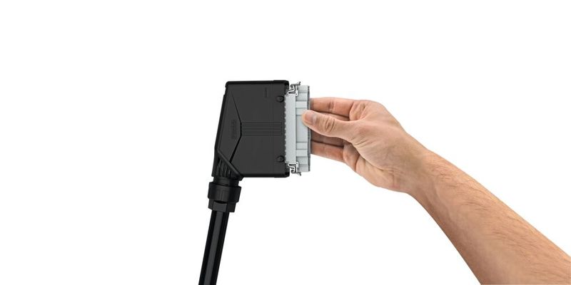 Der Kontakteinsatz wird durch leichtes Eindrücken im Gehäuse verrastet. (Bild: Phoenix Contact)