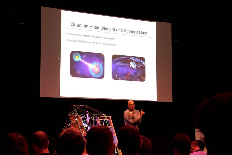 Ilyan Khan, CEO von Cambridge Quantum Computing, versuchte das komplexe Thema der Quantencomputer für das Publikum zu veranschaulichen. (Lisa Marie Waschbusch)