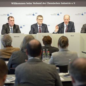 VCI-Präsident Kurt Bock (2. von rechts): „Das Chemiegeschäft dürfte 2017 ohne nennenswerte Dynamik bleiben, zumal die politischen Unsicherheiten und konjunkturellen Risiken auf den Auslandsmärkten rund um den Globus zugenommen haben."
