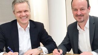Nach der Vertragsunterzeichnung: Uwe Beikirch, Vorstand der Baramundi Software AG, und Dr. Dirk Haft, Vorstand der Wittenstein SE (v. l.) (Wittenstein)