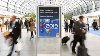 Les visiteurs peuvent acheter leur billet en ligne, l’imprimer à domicile ou le télécharger sous forme de code, et enfin se rendre gratuitement au salon par le bus et le train. (Messe Düsseldorf, Constanze Tillmann)