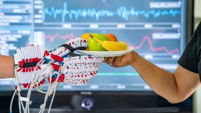 Das Soft-Hand-Exoskelett unterstützt Menschen, deren Hand gelähmt ist. (Bild:  Astrid Eckert / TUM)