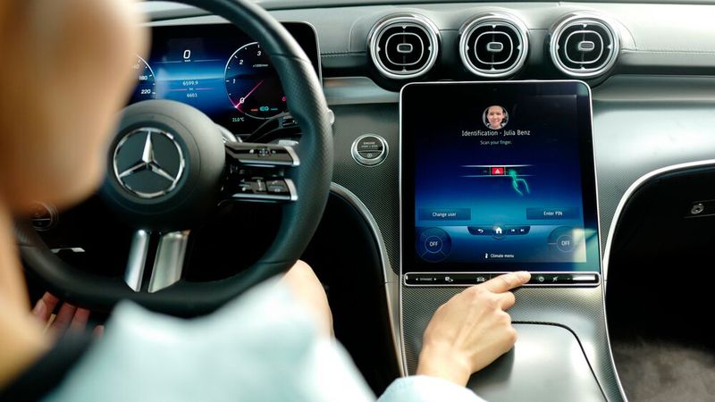 In Car Payment: Die Identifizierung für den Bezahlvorgang soll schnell und sicher sein; zum Beispiel mittels Fingerabdruck. In Car Payment: Die Identifizierung für den Bezahlvorgang soll schnell und sicher sein; zum Beispiel mittels Fingerabdruck.