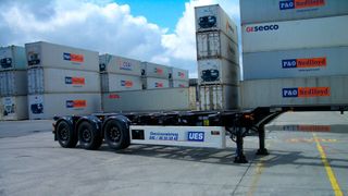 Container-Chassis zu tracken ist eine Herausforderung, denn sie verfügen nicht über eine eigene Stromversorgung. (Bild: UES Chassis GmbH)