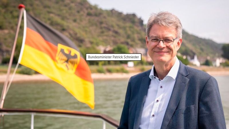 Bundesverkehrsminister Patrick Schnieder will zu einer klimafreundlichen Binnenschifffahrt beitragen. (Bild:  BMV | Sebastian Woithe)