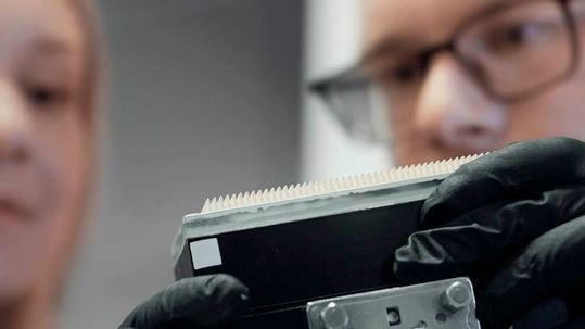 Besonderes Know-how. Sinto Advanced Ceramics Europe gehörte einst zur Bosch-Gruppe und ist Spezialist für den 3D-Druck von hoch präzisen Bauteilen aus technischer Keramik. Das will man auf der Hannover Messe 2026 in Halle 17 auch praxistauglich demonstrieren ...(Bild:  Sinto Advanced Ceramics)