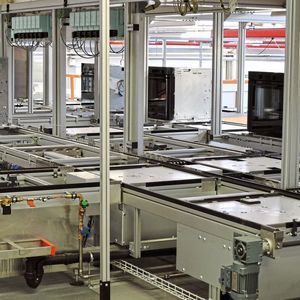 Bei seiner Backofenlinie setzt der Schweizer Haushaltsgerätehersteller V-Zug auf ein modulares Transfersystem von Schnaithmann, das sich flexibel anpassen und erweitern lässt. 