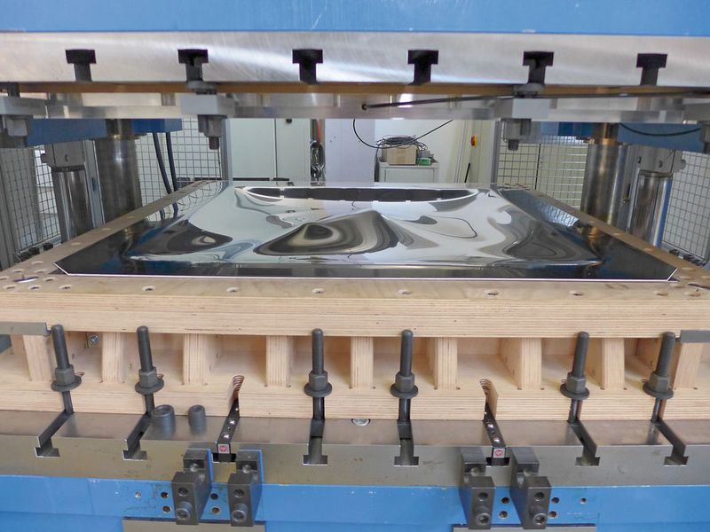 Bild 1: Freiformflächen in dreidimensionalen Fassadenelementen für die moderne Fassadengestaltung erfordern Werkzeuge mit großen Abmessungen, die zudem sehr variabel sein müssen. (TU Dresden)