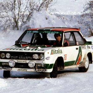 1971 verkaufte Carlo Abarth das Unternehmen und die Namensrechte an den Fiat-Konzern. Die Motorsportabteilung übernahm dagegen Abarths ehemaliger Mitarbeiter Enzo Osella, der auf dieser Grundlage seinen Rennstall Osella Squadra Corse aufbaute. 1976 legte Fiat seine und die Motorsportaktivitäten von Lancia zusammen. Ab jetzt wurden Serienprodukte nur noch gefertigt, soweit es die Homologation für den Motorsport erforderlich machte, ansonsten konzentrierte sich Abarth ausschließlich auf die Sportaktivitäten. (Bild:  FCA)