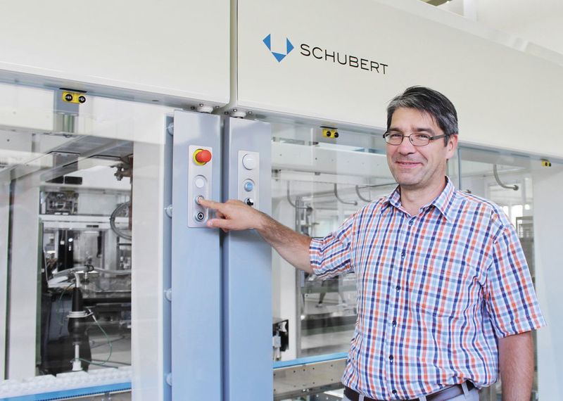 „Standardisierung trägt zur Leistungsfähigkeit eines Unternehmens bei. Und genau darum geht es unseren Kunden auch bei der Verpackung ihrer Produkte“, erklärt Rolf Bögelein, Steuerungstechniker bei Gerhard Schubert. (Halstrup-Walcher)