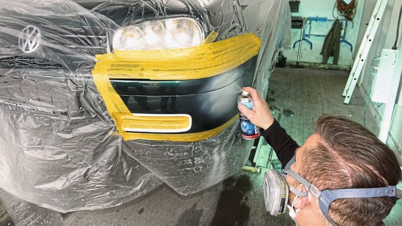 Kein Vergleich mit klassischen Spraydosen: Die Produkte der Spraymax-Produkte lassen sich deutlich besser und „gezielter“ verarbeiten. (»Fahrzeug+Karosserie« / Dominsky)