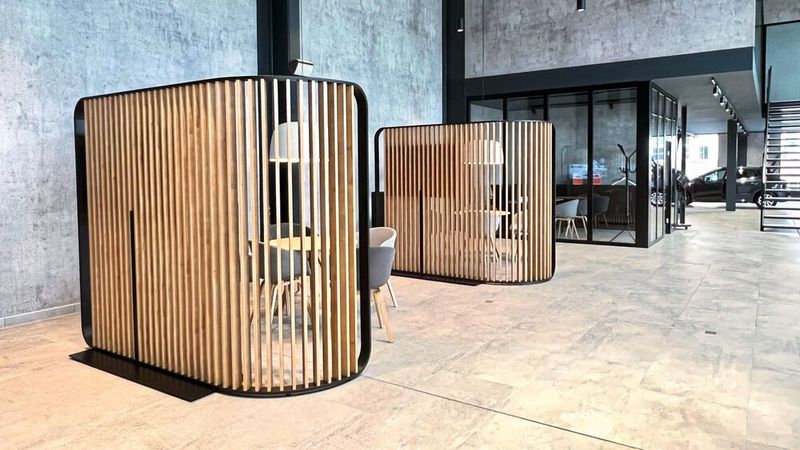 Für Gespräche sind einzelne Verkaufsinseln vorhanden, ... (Bild: Seat/Schneider-Gruppe)