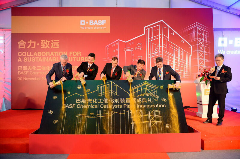 The inauguration of BASF’s chemical catalysts manufacturing plant in Caojing, Shanghai. From left to right: Bradley Morrison (Senior Vice President, Operations & Site Management Greater China, BASF), Zhu Jian (Deputy Manager of Shanghai Chemical Industry Park Development Co., Ltd); Stephan Kothrade (President Functions Asia Pacific, President and Chairman Greater China, BASF); Qian Zhong Qi (Vice Chairman of Shanghai Chemical Industry Park Association Committee); Detlef Ruff (Senior Vice President, Process Catalysts, BASF) (BASF)