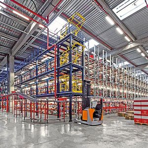 Für Bewegung zwischen den Bühnenebenen stehen Mecalux-Kunden viele Umsetzungsmöglichkeiten zur Verfügung: Aufzüge, Rutschen, Bühnenlifte und mehr.(Bild:  Mecalux)