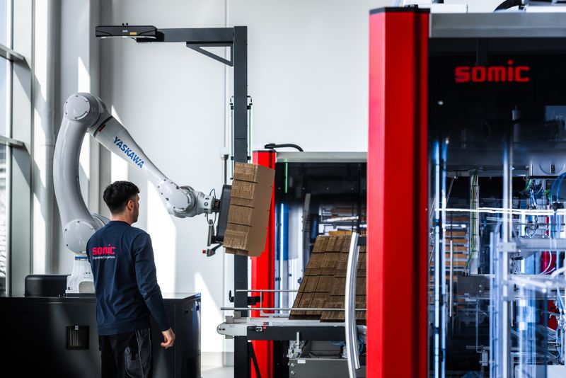 Mit MotoLogix kann der Roboter direkt über die vertraute Steuerungsumgebung bedient werden. (Bild: Somic Verpackungsmaschinen GmbH & Co. KG)